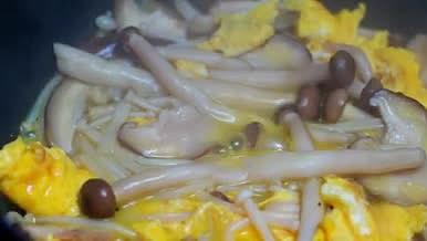 温暖治愈冬季养生汤菌菇海鲜丸子汤实拍视频视频的预览图